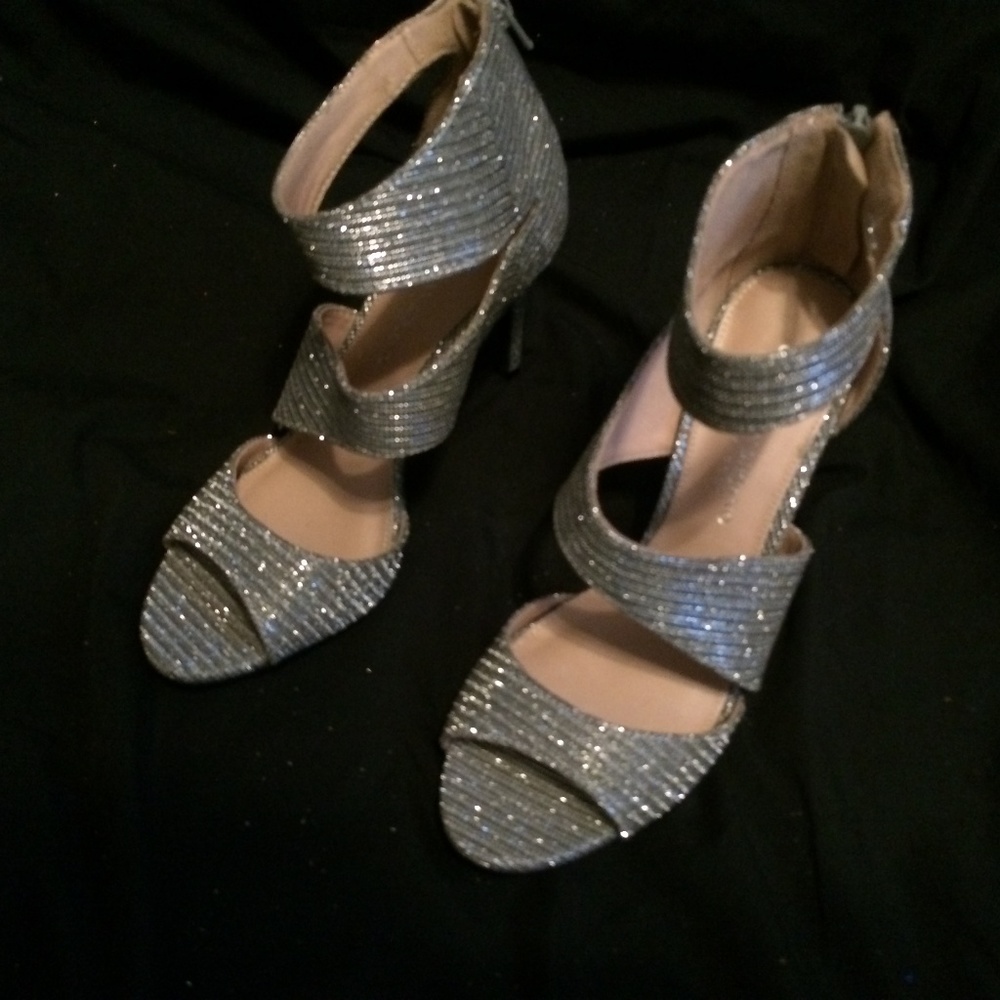 Silver sparkly heels in size 7 1/2